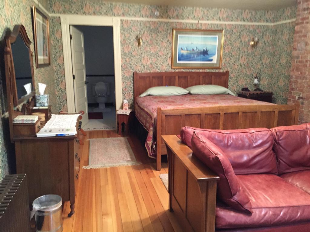 Alaska'S Capital Inn Bed And Breakfast (Adults Only) Juneau Exterior photo